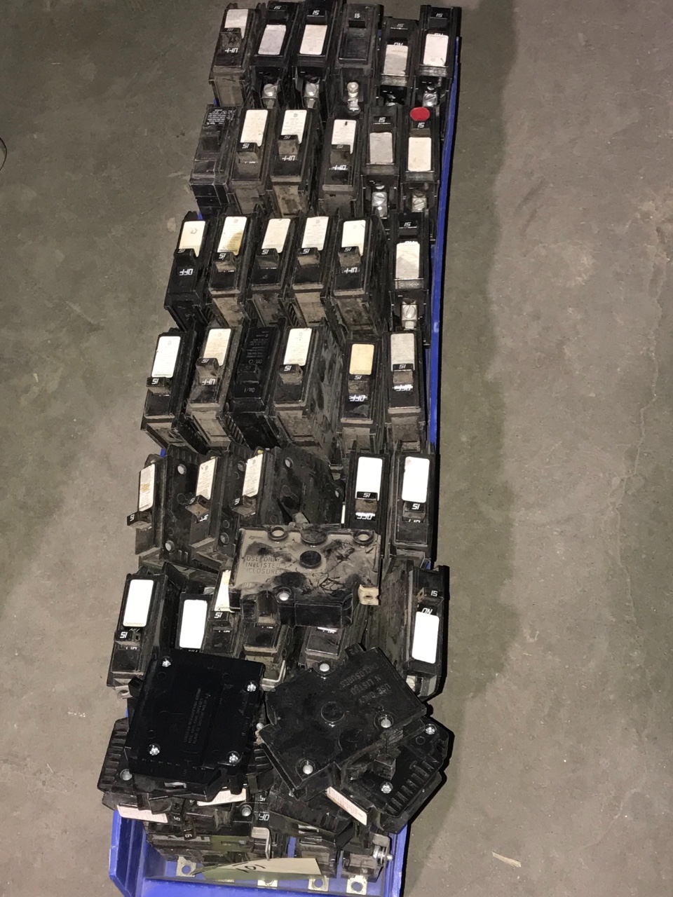 COMMANDER 15A TYPE BQL 1 POLE CIRCUIT BREAKER (QTY 79)