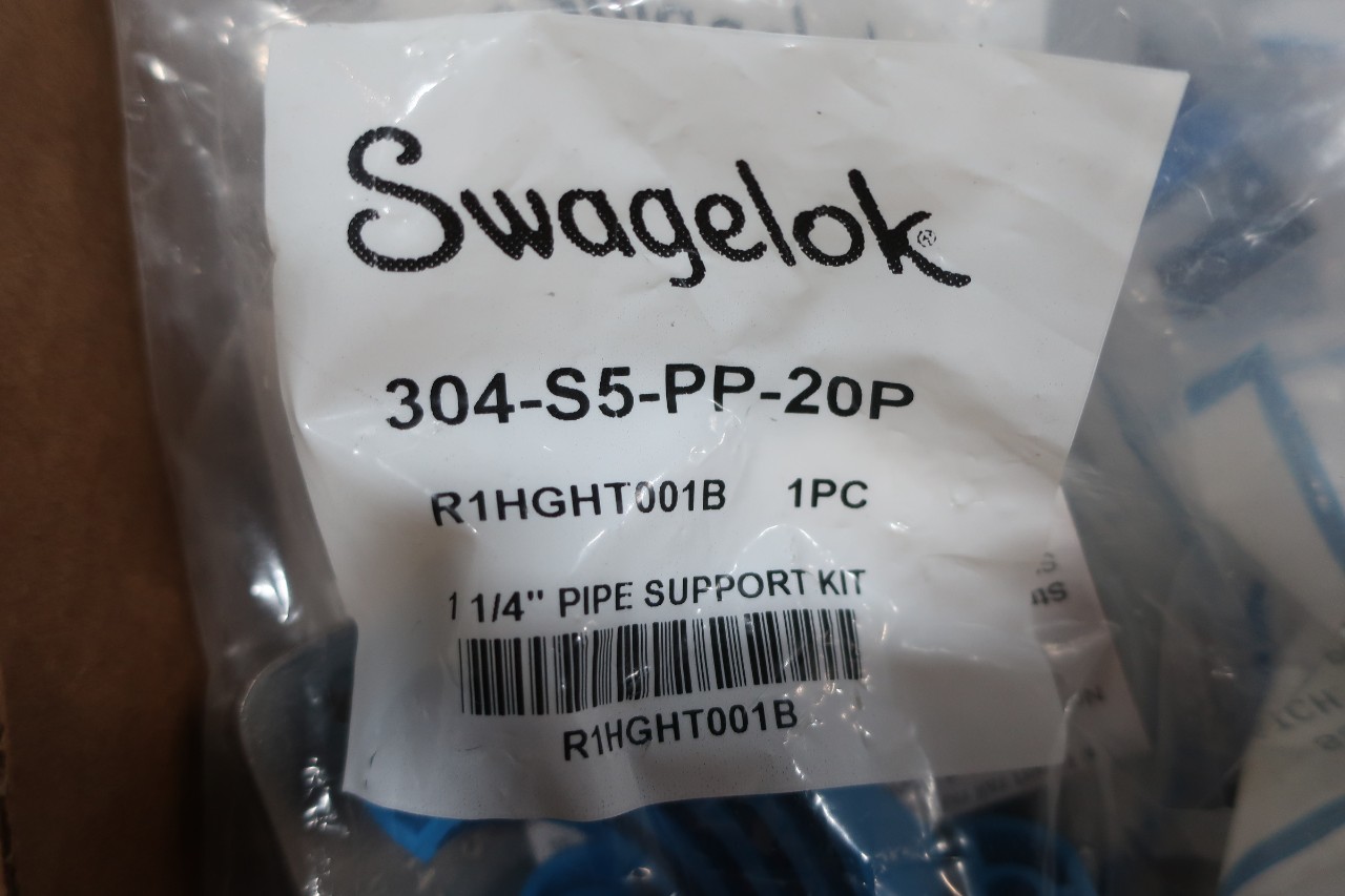 LOT OF ASSORTED SWAGELOK PARTS AND ACCESSORIES.