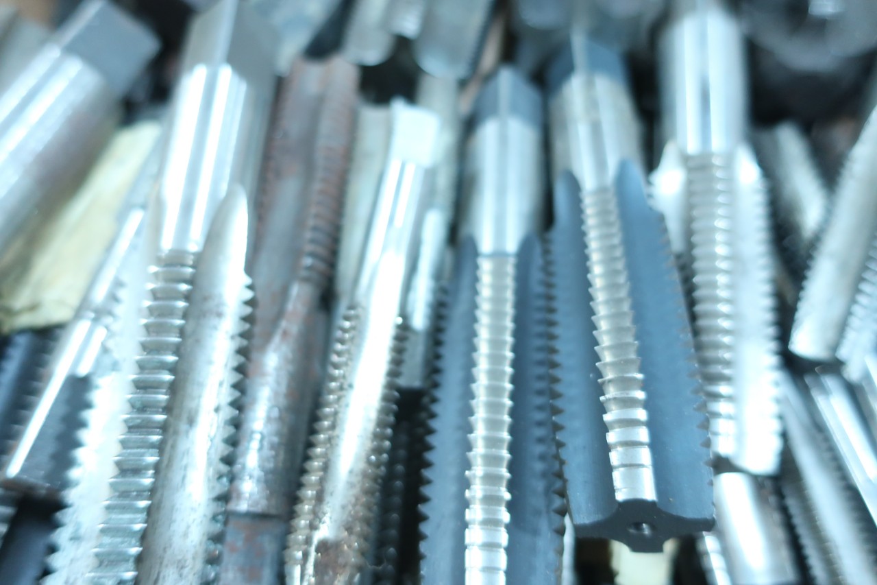 15 ASSORTED SIZE WALTON TAP EXTRACTORS. STYLE 4 FLUTE, SIZES (1' 1/2'in) (1in)(7/8in)