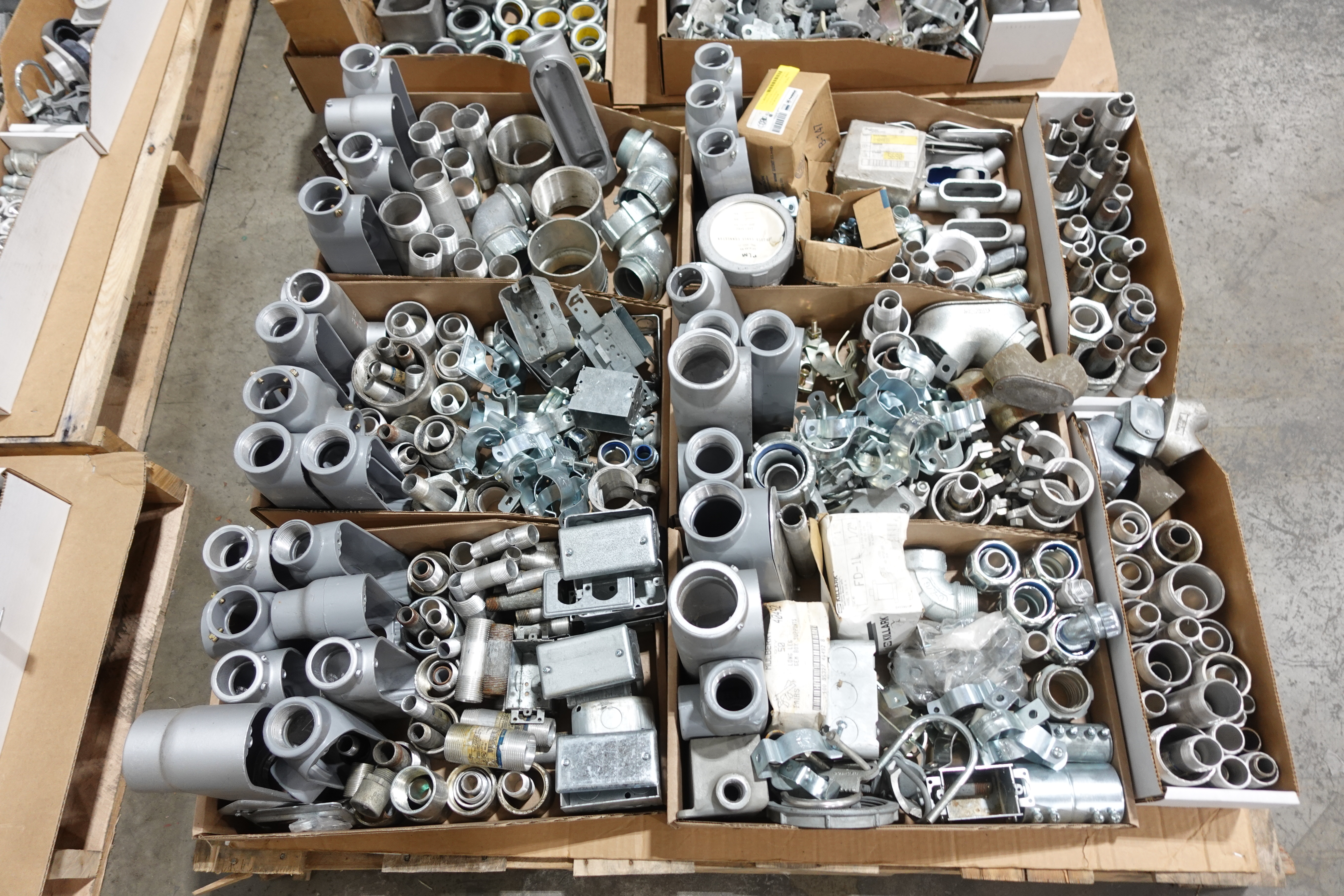 5 PALLETS OF ASSORTED CONDUIT FITTINGS For Sale | Aucto