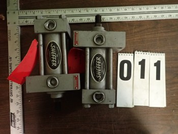 2 Hydraulic Cylinders
