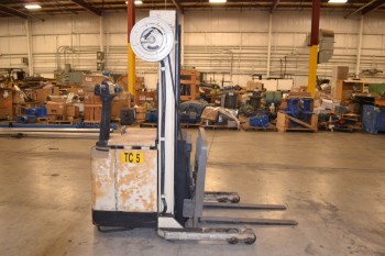 CROWN 30WRTL-S HEAVY DUTY WALKIE REACH STACKER