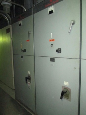 General Electric LimitAmp 2400 Volt 3Ph 200Hp Fused Switches Control Panel