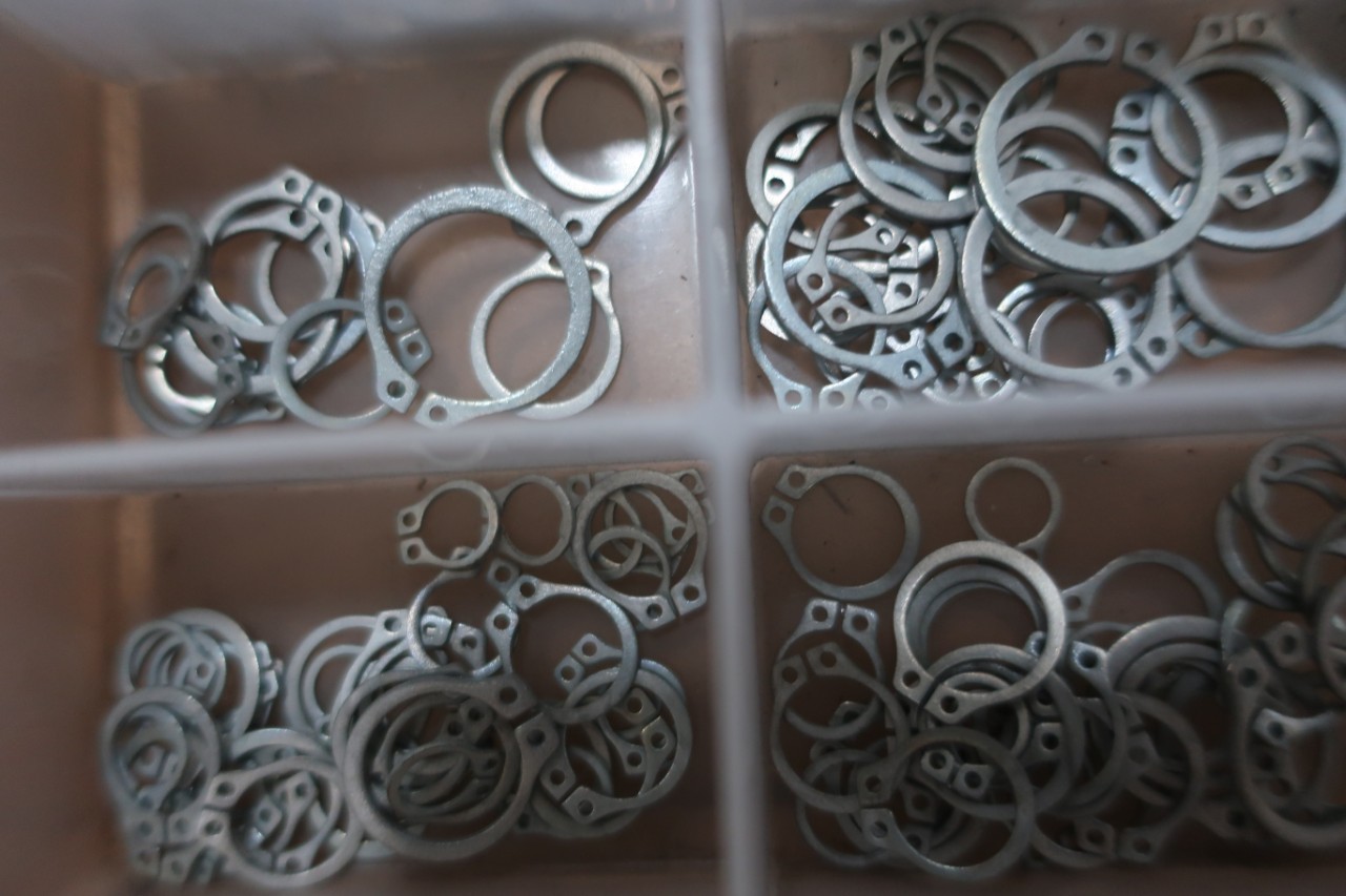 ASSORTED SET OF SNAP RING (CIRCLIP) PLIERS AND RETAINING RINGS.