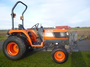 KUBOTA STA 30 COMPACT TRACTOR FRONT LINKAGE