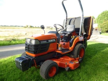 KUBOTA BX2200 COMPACT TRACTOR MOWER WITH COLLECTOR
