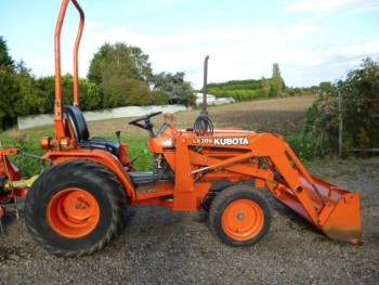 KUBOTA B1750 COMPACT TRACTOR WITH LOADER