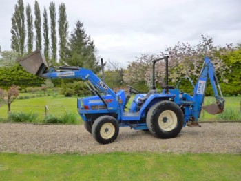 ISEKI COMPACT TRACTOR WITH LOADER & BACKHOE