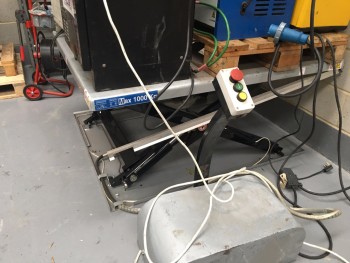 Silver stone electric lifting table , Lifts 1000kg to 800mm high, In working order