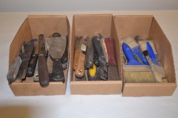 LOT OF ASSORTED PUTTY KNIVES AND PAINTBRUSHES