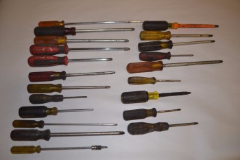 LOT OF ASSORTED PHILLIPS SCREWDRIVERS