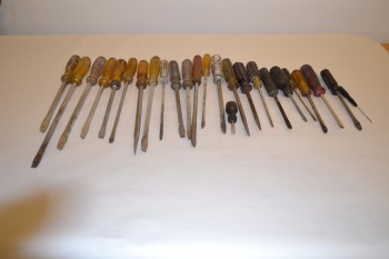 LOT OF ASSORTED FLAT HEAD SCREWDRIVERS