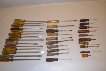 LOT OF ASSORTED FLAT HEAD SCREWDRIVERS