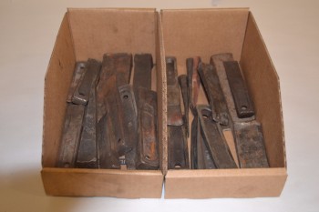 LOT OF ASSORTED FLANGE AND SET UP WEDGES