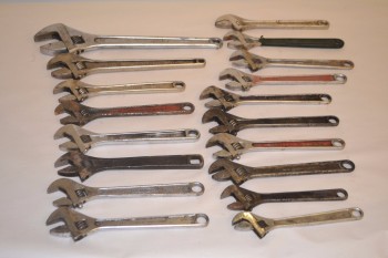 LOT OF ASSORTED CRESCENT WRENCHES