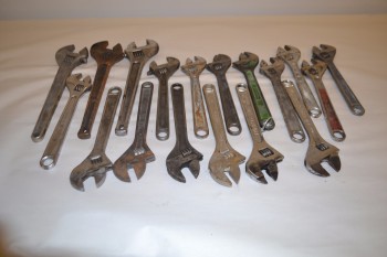 LOT OF ASSORTED CRESCENT WRENCHES