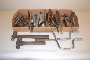LOT OF ASSORTED HAND TOOLS