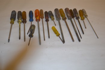 LOT OF ASSORTED PHILLIPS SCREWDRIVERS