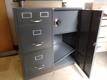 Filing cabinet w. safe