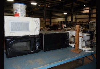 Lot-Appliances on (1) Table (Table not included)