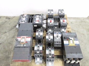 LOT OF GE SPECTRA CIRCUIT BREAKERS AND CIRCUIT BREAKER MODULES