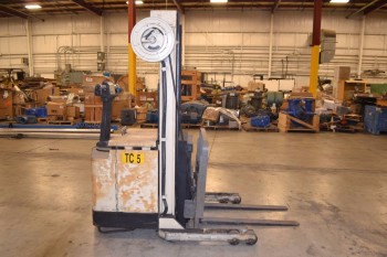 CROWN 30WRTL-S HEAVY DUTY WALKIE REACH STACKER