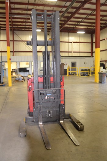 RAYMOND EASI REACH TRUCK