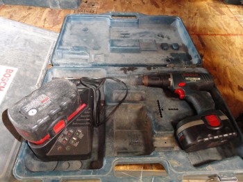 Bosch Compact Drill 18v 30 minute charger, two power packs