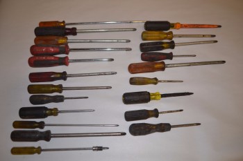 LOT OF ASSORTED PHILLIPS SCREWDRIVERS