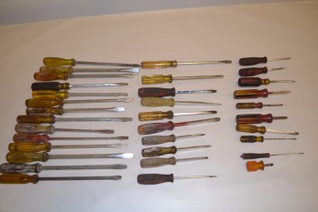 LOT OF ASSORTED FLAT HEAD SCREWDRIVERS