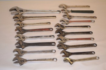 LOT OF ASSORTED CRESCENT WRENCHES