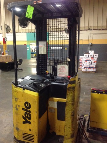 4000 lbs Yale electric stand up fork Truck