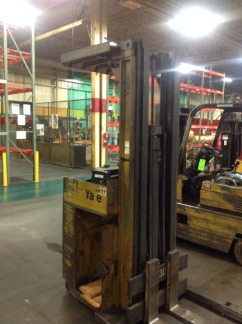 Yale 4000 lb Stand up ride electrick lift