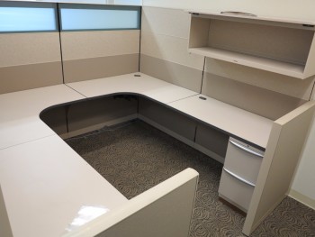 OFFICE W/ U-SHAPED DESK