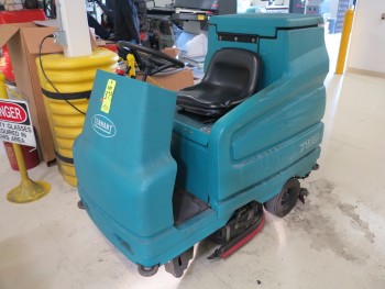 TENNANT FLOOR CLEANER, MODEL# 7100 W/ CHARGER