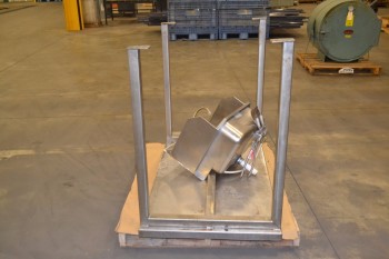 LOT OF TABLE AND STAINLESS KNEE-OPERATED SANI LAV SINK