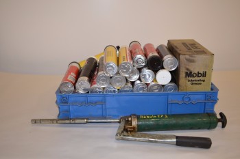 LOT OF ASSORTED LUBRICATING GREASE AND GREASE GUN