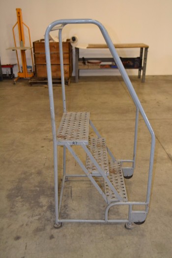 TILT AND ROLL 3-STEP ROLLING LADDER