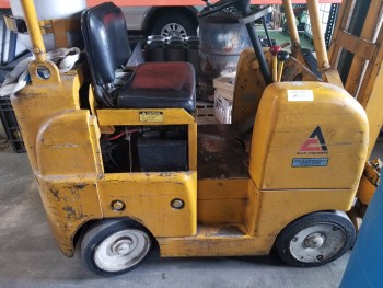 Allis-Chalmers 3000 Lb Fork lift