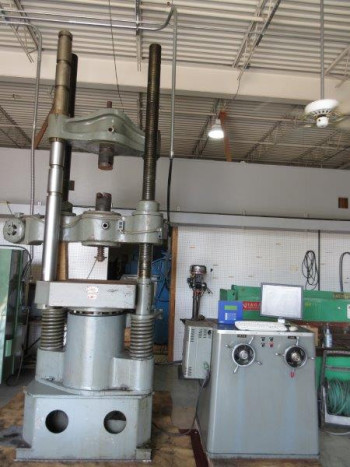 BALDWIN SOUTHWARK TATE-EMERY 300,000 LBS. UNIVERSAL TESTING MACHINE