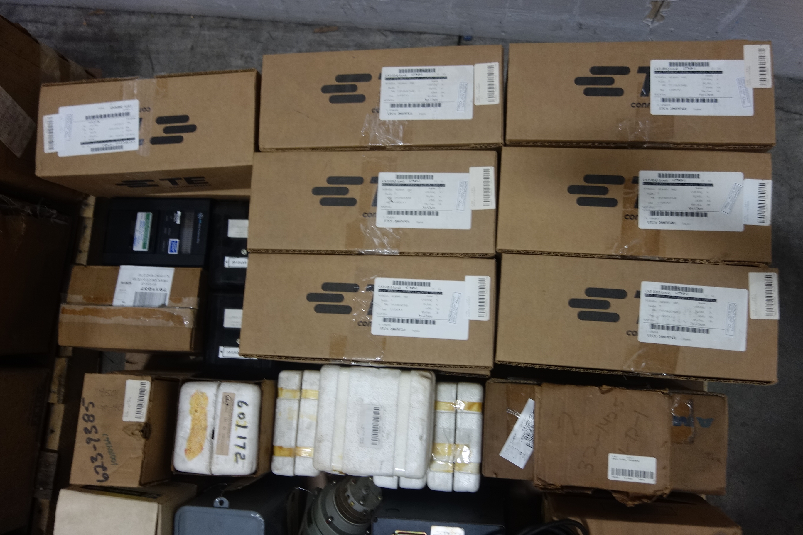 BULK QTY OF ELECTRICAL COMPONENTS For Sale | Aucto