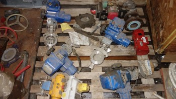 1 PALLET OF ASSORTED STAINLESS CONTROL VALVES, BALL, BUTTERFLY, KITZ, NAQIP, ABZ
