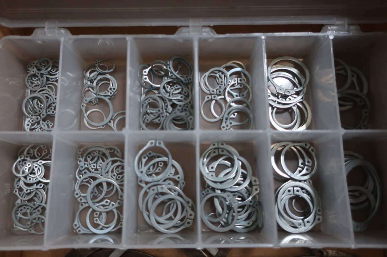ASSORTED SET OF SNAP RING (CIRCLIP) PLIERS AND RETAINING RINGS.