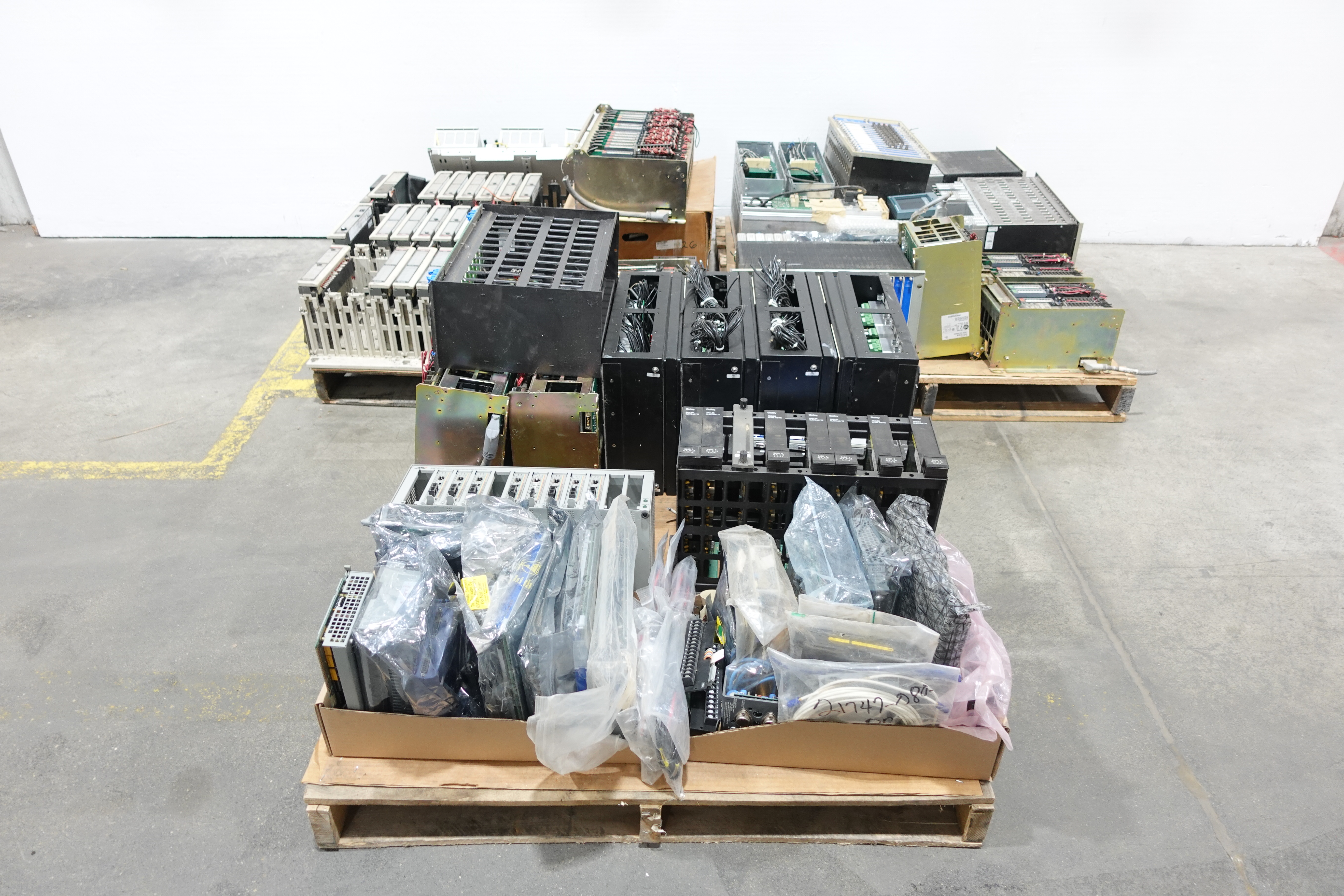 3 PALLETS OF ASSORTED CHASSIS AND MODULES For Sale | Aucto