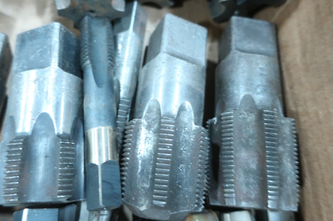 15 ASSORTED SIZE WALTON TAP EXTRACTORS. STYLE 4 FLUTE, SIZES (1' 1/2'in) (1in)(7/8in)