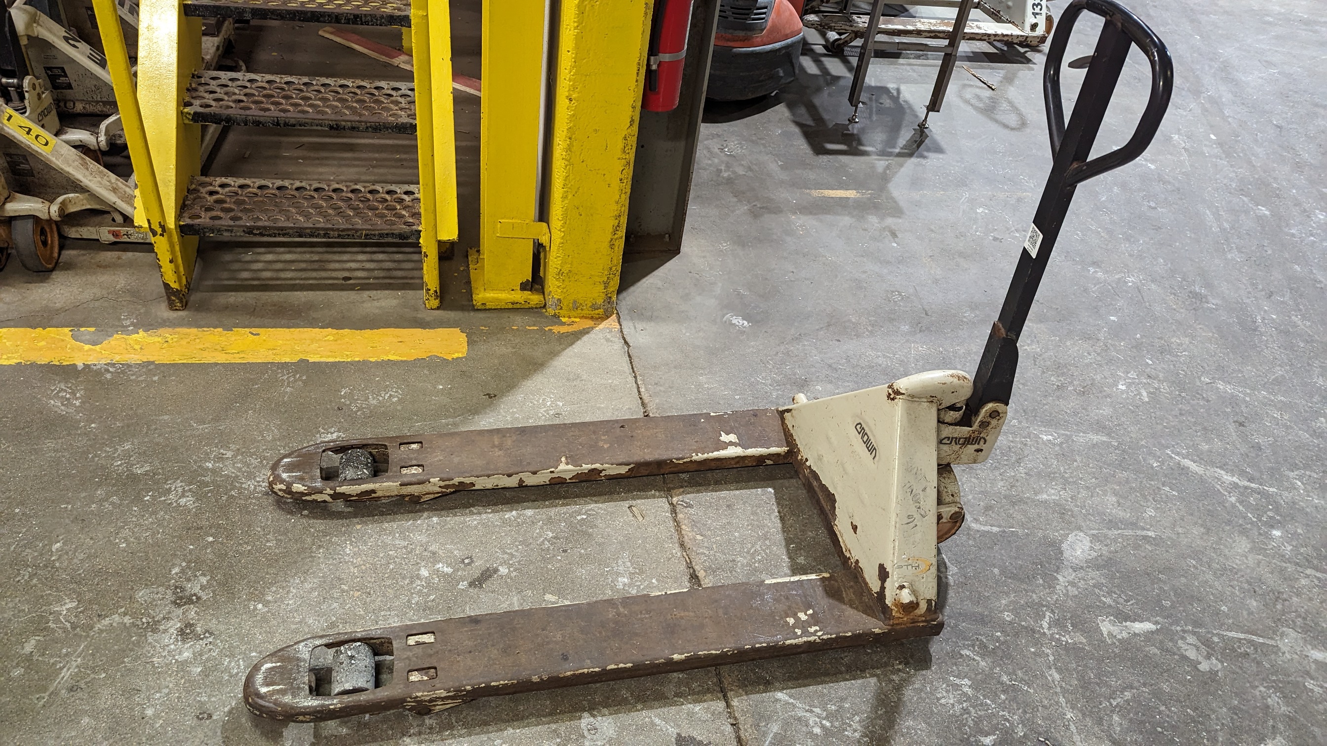 CROWN PTH50 5000 LB PALLET JACK