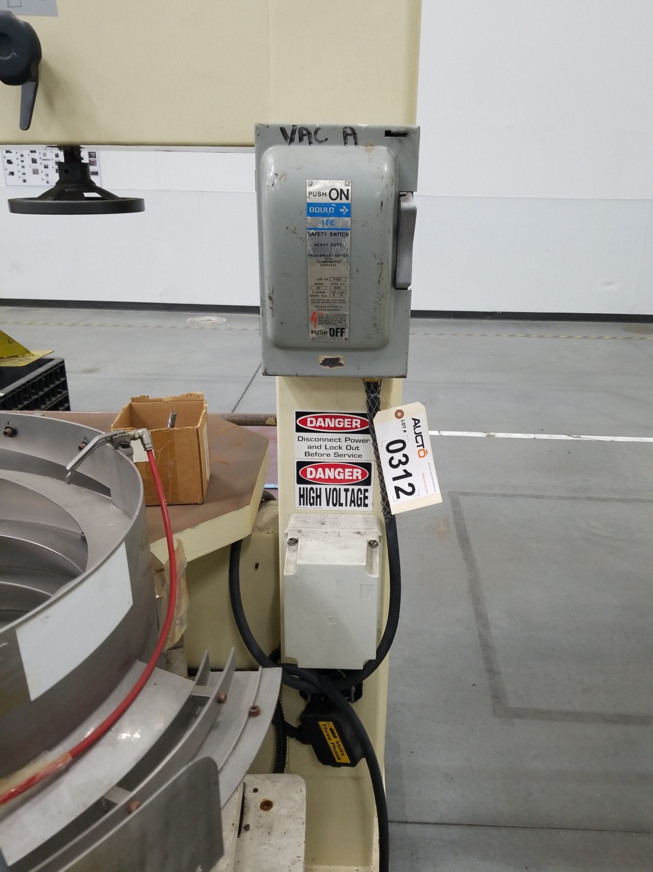 TANNEWITZ VERTICAL BAND SAW ( FOR PARTS/ MOTOR MISSING)